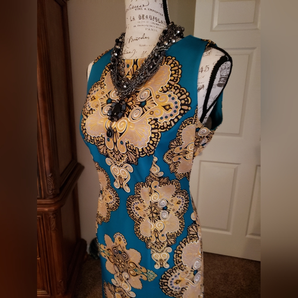 New Beautiful Sheath Dress. Size 6. Accessories not included
